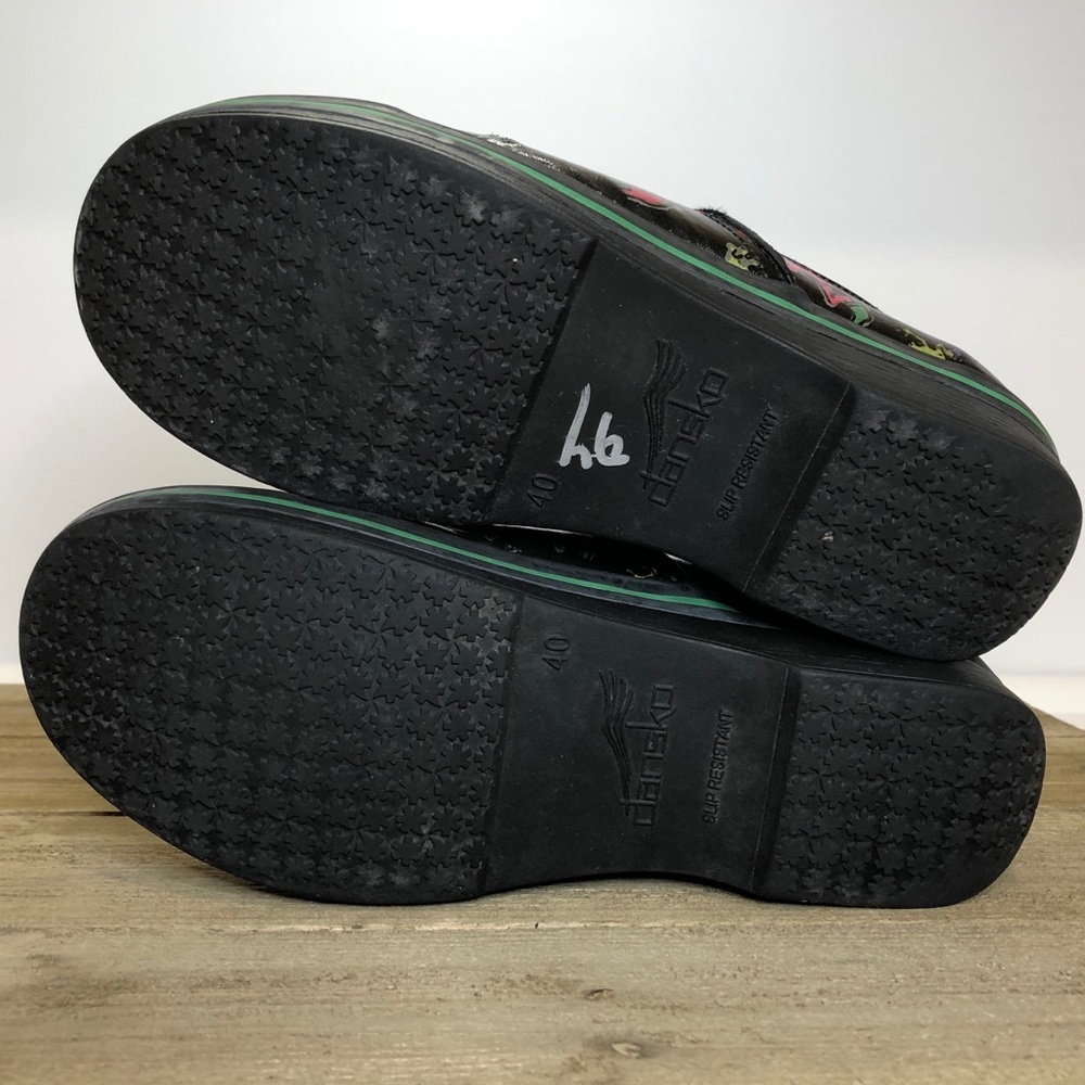 Colorful Dansko shoes with geckos! - Picture 5 of 6